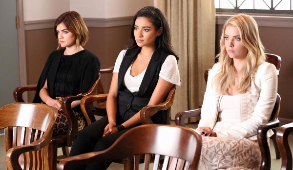 Pretty Little Liars - Of Late I Think Of Rosewood