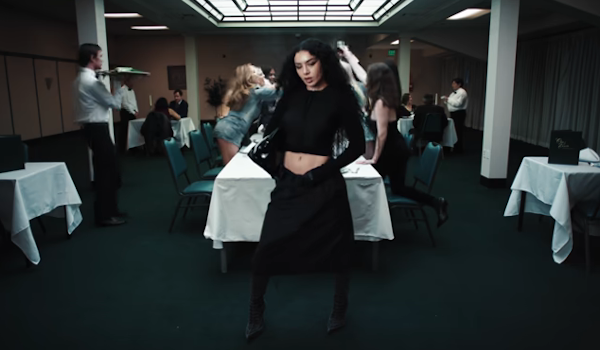 Charli XCX – 360 music video