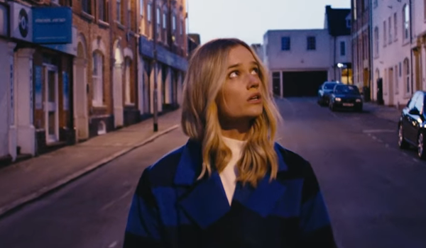 Florrie – Kissing In The Cold music video