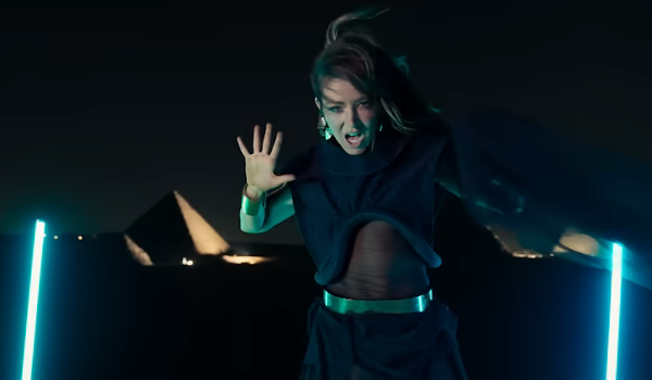 Lindsey Stirling – Evil Twin music video