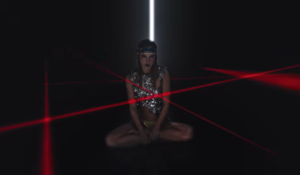 Suki Waterhouse – When I Get Drunk (I Want You Boy)